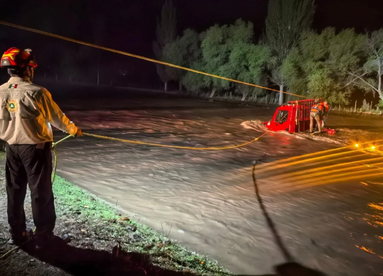 Chihuahua: Four people rescued from cargo truck swept away by river current in Bocoyna.